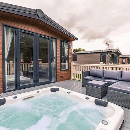The Serenity Lodge With Hot Tub York Zewnętrze zdjęcie