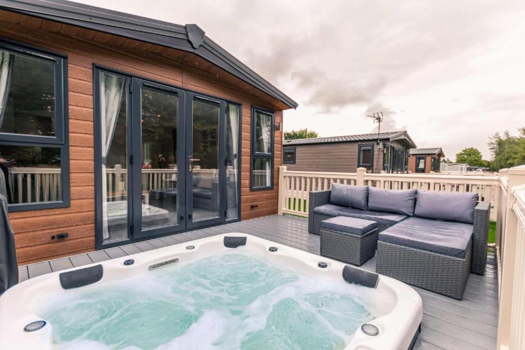 The Serenity Lodge With Hot Tub York Zewnętrze zdjęcie