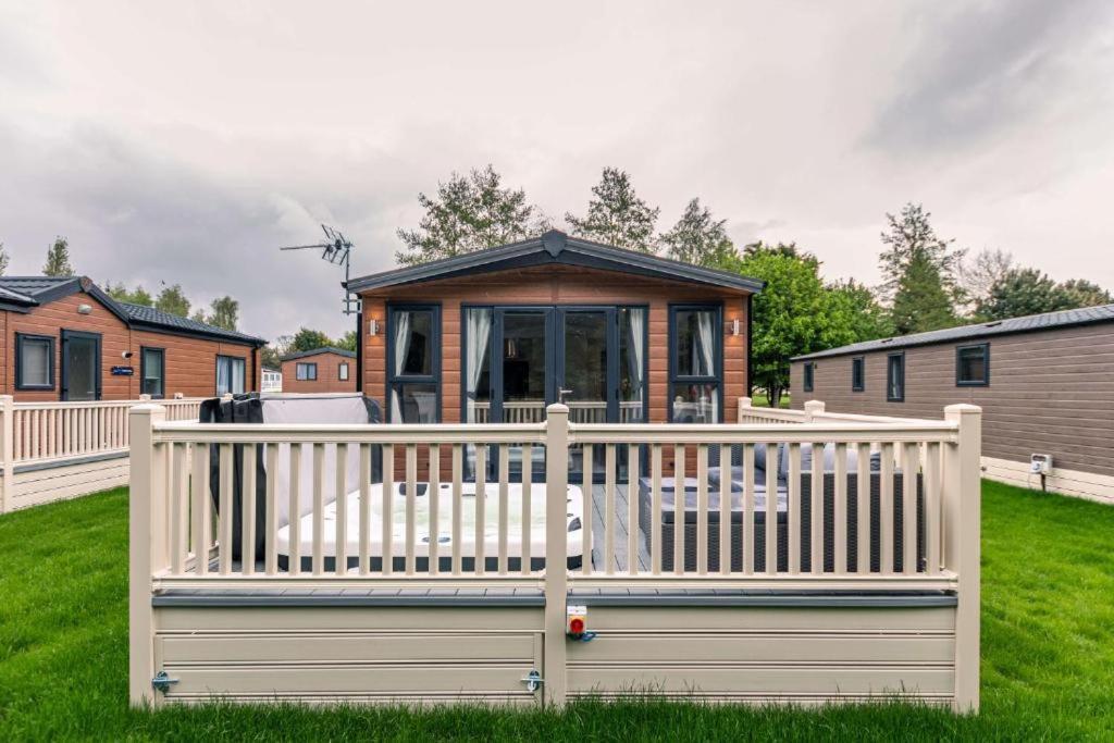 The Serenity Lodge With Hot Tub York Zewnętrze zdjęcie